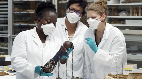 Wissenschaftlerinnen des Museums Association of Namibia und des Ethnologischen Museums in Berlin im Austausch.
