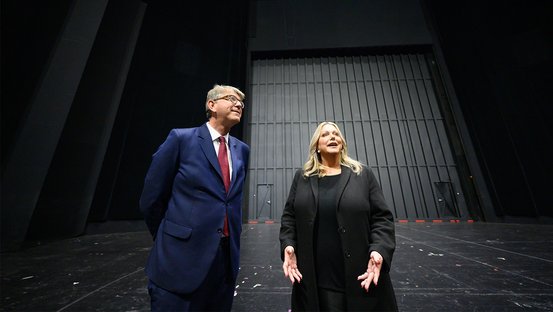 Katharina Wagner und Wolfram Weimer hinter der Bühne.