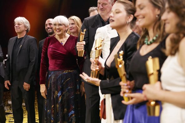 Kulturstaatsministerin Roth mit Preisträgerinnen und Preisträgern beim 72. Deutschen Filmpreis