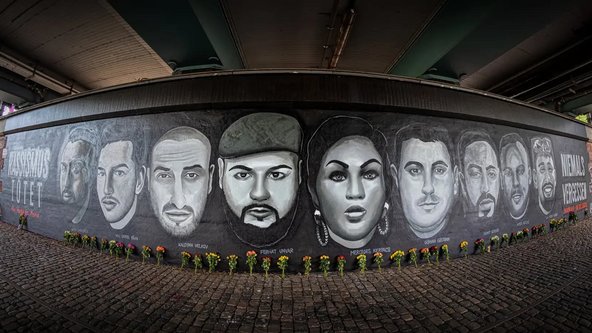 Bild zeigt ein Graffiti unter der Friedenbrücke in Frankfurt, das an die Opfer des Anschlags erinnert.