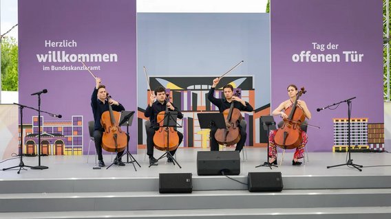 Das 2Cities Celloquartett spielt auf der B&uuml;hne im Ehrenhof