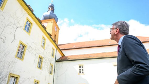 Staatsminister Weimer vor dem Kloster Wei&szlig;enohe