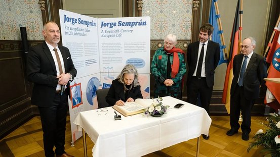 Agnès Triebel, Direktorin des Internationalen Komitees Buchenwald-Dora und Kommandos, bei der Eröffnung der Wanderausstellung im Rathaus der Stadt Weimar. 
