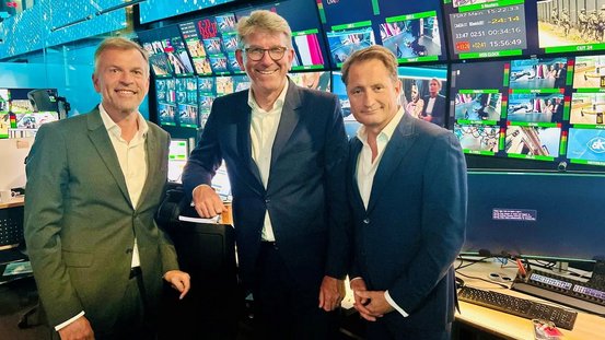 Medienstaatsminister Weimer zusammen mit Geschäftsführer Habets und Vorstandsmitglied Breitenecker