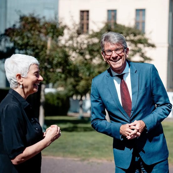 Hetty Berg mit Kulturstaatsminister Weimer vor dem Jüdischen Museum Berlin