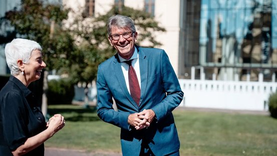Hetty Berg mit Kulturstaatsminister Weimer vor dem Jüdischen Museum Berlin