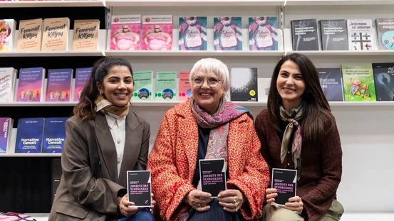Kulturstaatsministerin Roth im Gespräch mit den Autorinnen Nabila Bushra und Farah Bouamar bei ihrem Messerundgang.