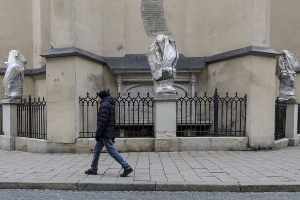 Die Altstadt von Lemberg, eine von sieben UNESCO-Welterbestätten in der Ukraine: Um die Statuen rund um ihre Kathedrale zu schützen, haben die Menschen sie dick verpackt.