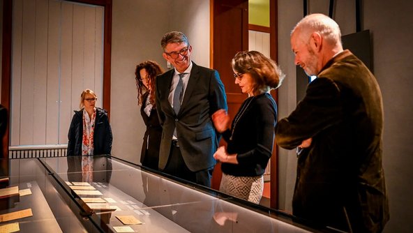 Staatsminister Weimer vor Museumsvitrinen bei einer F&uuml;hrung durch die neue Schiller-Ausstellung