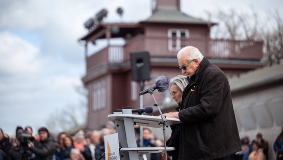 Naftali Fürst ist einer von neun Überlebenden, die an diesem Tag nach Weimar und Buchenwald kamen. Für sein Engagement wurde ihm am Vortag der thüringische Verdienstorden verliehen.