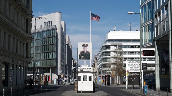 Bild zum Artikel: "Staatsminister Weimer stellt 6,46 Millionen Euro für neue Vorhaben zur Aufarbeitung des Nationalsozialismus und der SED-Diktatur bereit"