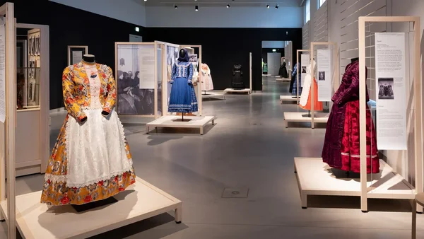 Ausstellungsansicht &bdquo;Schwerer Stoff&ldquo;