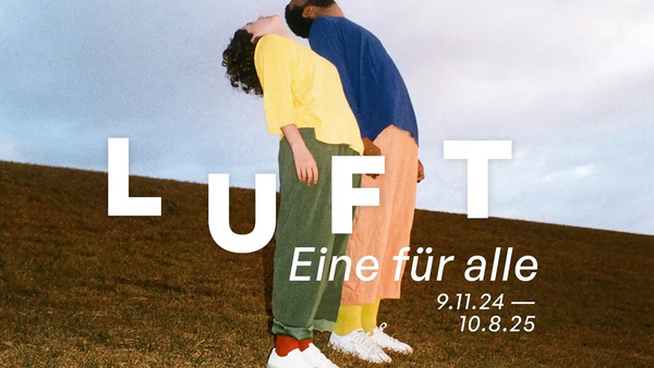 Key Visual zur Ausstellung: Zwei nach hinten gebeugte, gen Himmel schauende Menschen