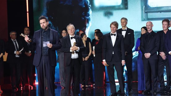 Philipp Trauer, Thomas Wöbke, Tim Fehlbaum und ihr Team bei der Auszeichnung von „September 5“.