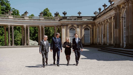 Christoph Martin Vogtherr, Generaldirektor der Preußischen Stiftung Schlösser und Gärten Berlin-Brandenburg, Kulturstaatsminister Wolfram Weimar, Kultursenatorin Sarah Wedl-Wilson und Georg Friedrich Prinz von Preußen trafen sich im Schloss Sanssouci in Potsdam.