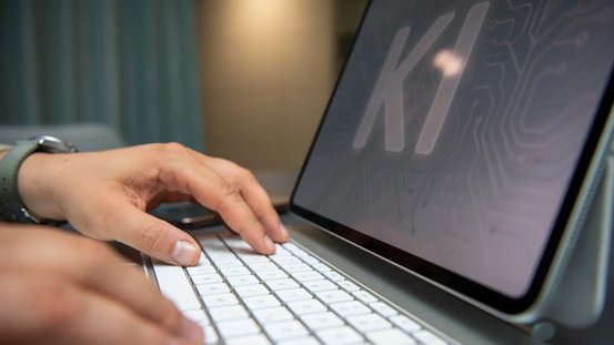 Ein Mann nutzt einen KI-Assistenten auf iPad