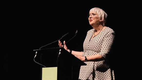 Claudia Roth bei der Eröffnung des Berliner Theatertreffens 2025.