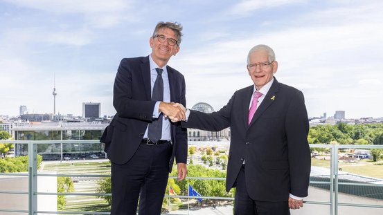 Staatsminister Weimer und der Präsident des Zentralrats der Juden Josef Schuster auf der Terasse im Bundeskanzleramt. 