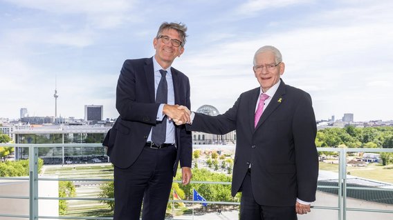 Bild zum Artikel: "Kulturstaatsminister Weimer sichert dem Präsidenten des Zentralrats der Juden in Deutschland Schuster volle Unterstützung im Kampf gegen Antisemitismus zu"