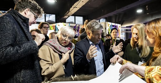 Michael Kellner, Claudia Roth und Robert Habeck im Gespräch mit den beiden prämierten Unternehmerinnen Janine Falke und Nadien Schindler. 