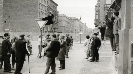 Mauerbesucher an der Bernauer Straße/Wolliner Straße