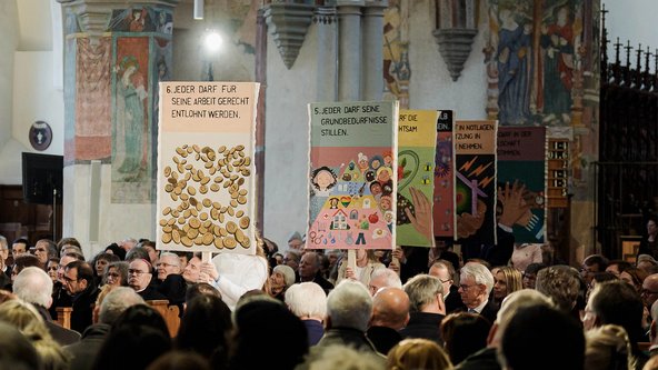 Mittels Plakaten pr&auml;sentieren Sch&uuml;lerinnen und Sch&uuml;lern der Memminger Lindenschule beim Festakt ihre eigene Interpretation der Zw&ouml;lf Artikel.