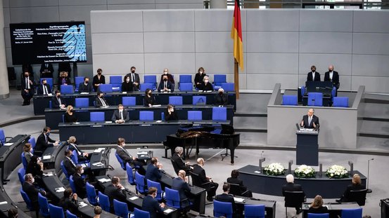 Der israelische Parlamentspräsident Mickey Levy spricht bei der Gedenkstunde für die Opfer des Holocaust im Deutschen Bundestag