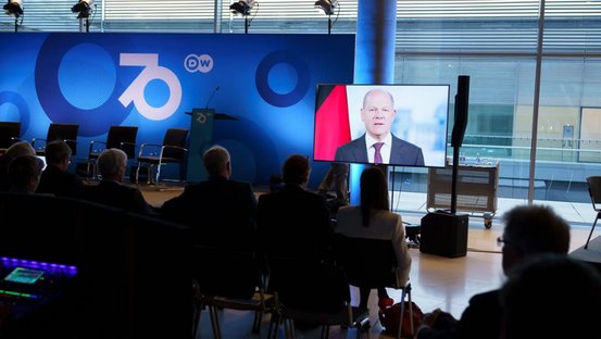 Der Bundeskanzler gratulierte der Deutschen Welle per Videogrußwort.