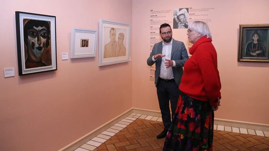 Gregor H. Lersch, Direktor der Casa di Goethe in Rom, führt Kulturstaatsministerin Claudia Roth durch die Ausstellung