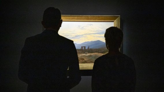 Wolfram Weimer und Manuela Schwesig vor einem Gem&auml;lde Caspar David Friedrichs