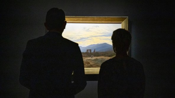 Wolfram Weimer und Manuela Schwesig vor einem Gem&auml;lde Caspar David Friedrichs