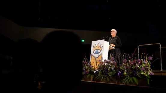 Kulturstaatsministerin Claudia Roth hält die Eröffnungsrede im Leipziger Gewandhaus.