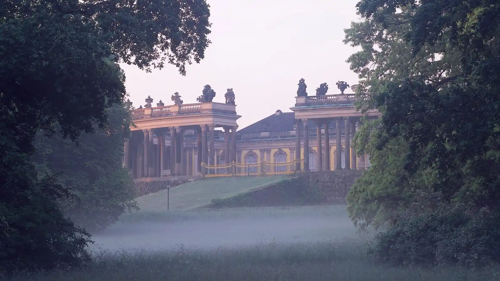 Schloss Sanssouci in nebliger Morgenatmosph&auml;re 