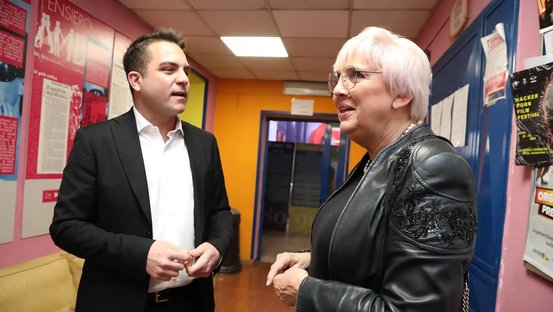 Claudia Roth im Gespräch mit Mario Colamarino, Präsident des Vereins Mario Mieli