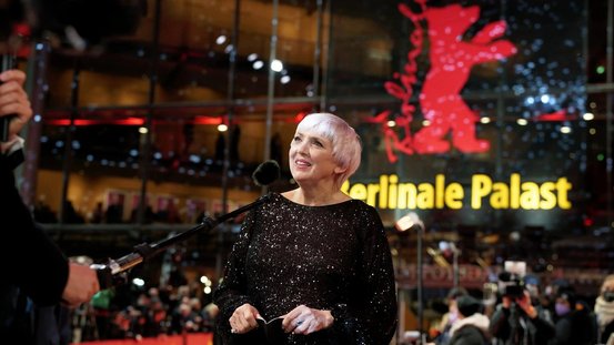 Kulturstaatsministerin Roth auf den Roten Teppich der Berlinale 2022