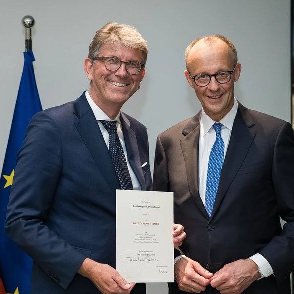 Wolfram Weimer mit Bundeskanzler Friedrich Merz bei der Urkundenübergabe im Bundeskanzleramt.