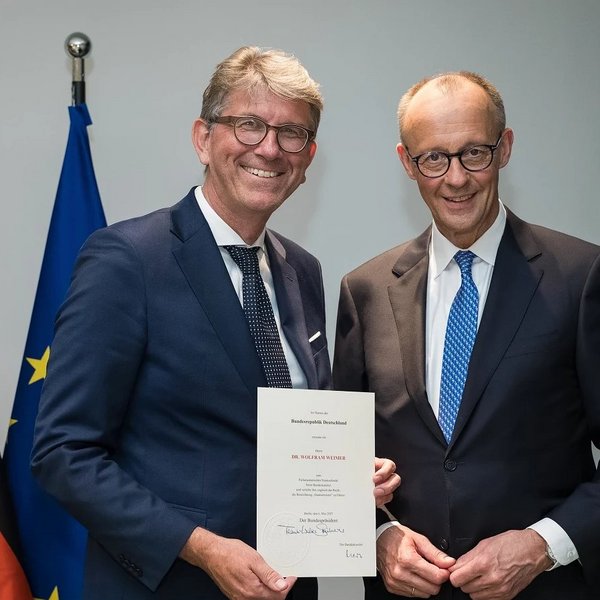 Wolfram Weimer mit Bundeskanzler Friedrich Merz bei der Urkundenübergabe im Bundeskanzleramt.