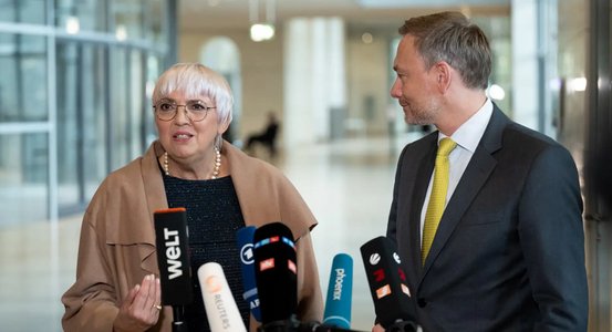 Kulturstaatsministerin Claudia Roth und Bundesfinanzminister Christian Lindner stehen vor Kameras und verkünden den KulturPass