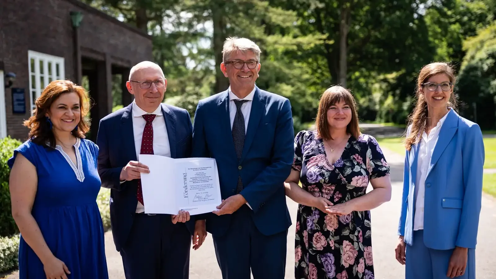 Staatsminister Weimer mit dem Gesch&auml;ftsf&uuml;hrer der Friedh&ouml;fe Hamburg, Carsten Hellberg, der Abgeordneten im Deutschen Bundestag f&uuml;r den Wahlkreis Hamburg-Wandsbek, Franziska Hoppermann, der Zweiten B&uuml;rgermeisterin Hamburgs und Senatorin f&uuml;r Wissenschaft, Forschung, Gleichstellung und Bezirke, Katharina Fegebank, und der Leiterin des Denkmalschutzamtes Hamburg, Anna Loss. 