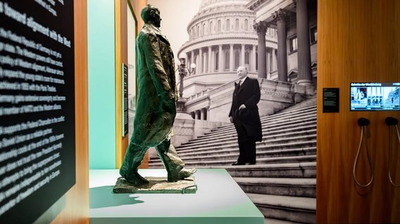 Ausstellungsansicht der multimedialen Ausstellung "Konrad Adenauer. Der erste Bundeskanzler" in Berlin.