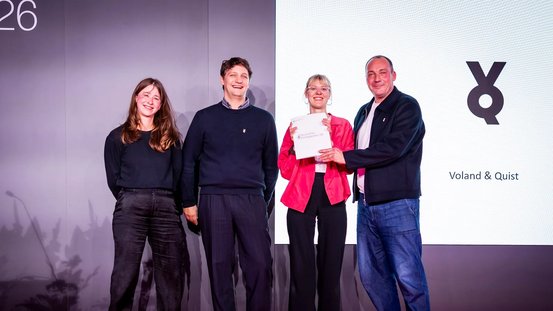 Jury-Mitglied Katharina Holzmann mit dem Team von Voland & Quist 
