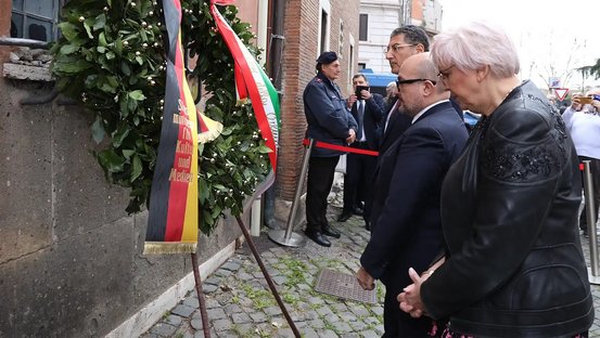 Claudia Roth, Gennaro Sangiuliano und Victor Fadlun bei der Kranzniederlegung an der Gedenkplakette im Jüdischen Viertel Roms