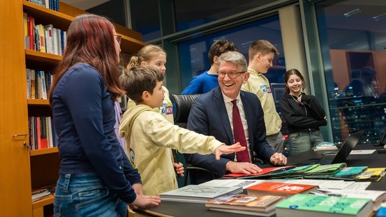 Staatsminister Weimer im Austausch mit den FragFINN-Reportern an seinem Schreibtisch