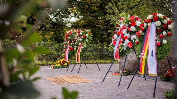 Kr&auml;nze am tempor&auml;ren &bdquo;Gedenkort f&uuml;r Polen 1939 bis 1945&rdquo; in Berlin. 