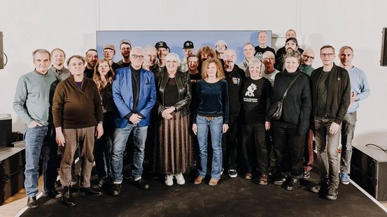 Claudia Roth mit den Preisträgerinnen und Preisträgern des EMIL_2024.