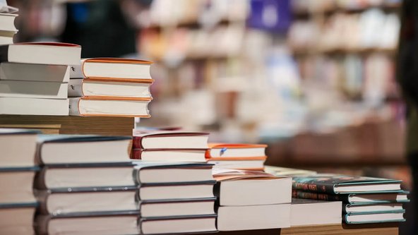 B&uuml;cherstapel in einer Buchhandlung