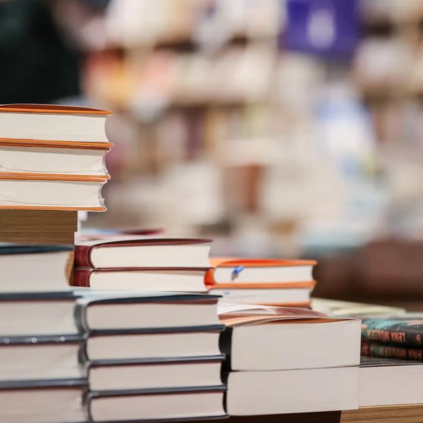 B&uuml;cherstapel in einer Buchhandlung