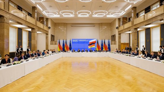 Die deutsche und polnische Regierung besprechen sich in einem Festsaal.