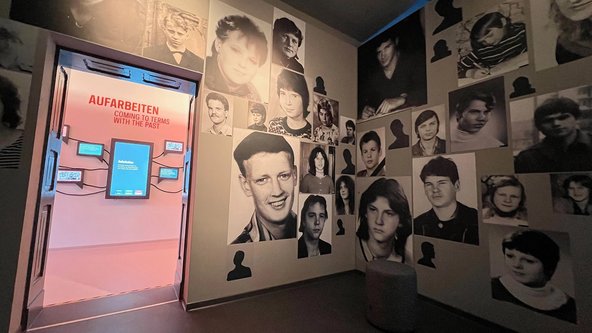 Blick in die Ausstellung „Ich bin als Mensch geboren und will als Mensch hier raus“ in der Gedenkstätte Jugendwerkhof Torgau.