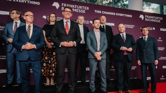 Gruppenbild zur Er&ouml;ffnung der Frankfurter Buchmesse mit Staatsminister Wolfram Weimer, seinem tschechischen Amtskollegen Oto Klemp&iacute;ř und B&ouml;rsenvereinsvorsteher Sebastian Guggolz
